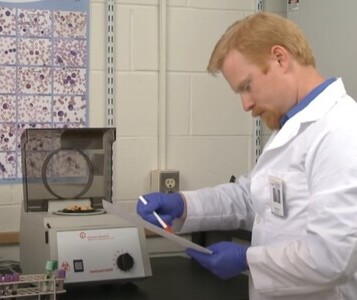 Клиника лечения наркозависимости в СВАО Москвы Врач в кабинете клиники